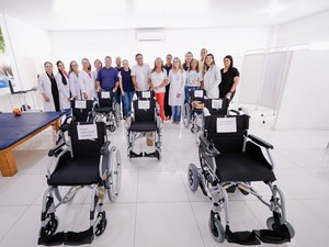 Prefeito Júlio Cezar entrega cadeiras de roda para pacientes do Credefipi