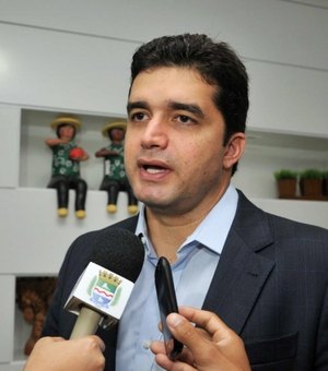 Rui Palmeira pede cassação da candidatura de Almeida e acusa governador de abuso político