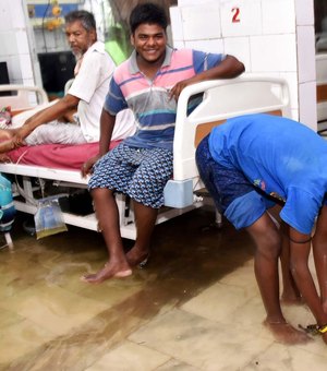 Na Índia, inundações levam peixes aos corredores de um hospital