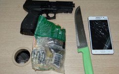 Arma falsa, maconha, celular e a faca utilizada para tentar golpear o militar foram apreendidas