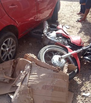 [Vídeo] Condutor perde controle de carro e atinge moto em Arapiraca