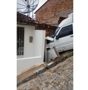 Condutor perde controle e carro colide em Porto Calvo