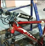 Câmeras de segurança flagram ex-morador furtar bicicletas em condomínio na Jatiúca