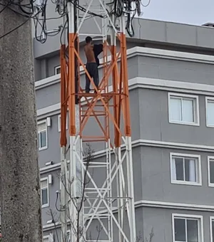 Homem escala torre de telefonia e deixa moradores apreensivos