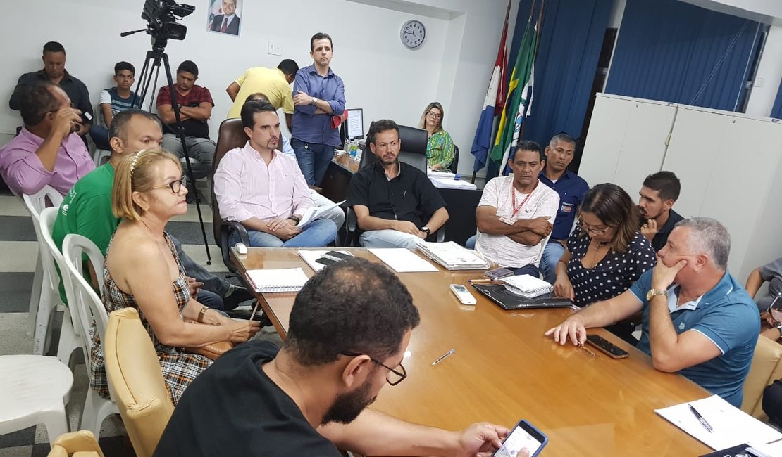 Servidores públicos de Maceió se reúnem em assembleia para discutir greve