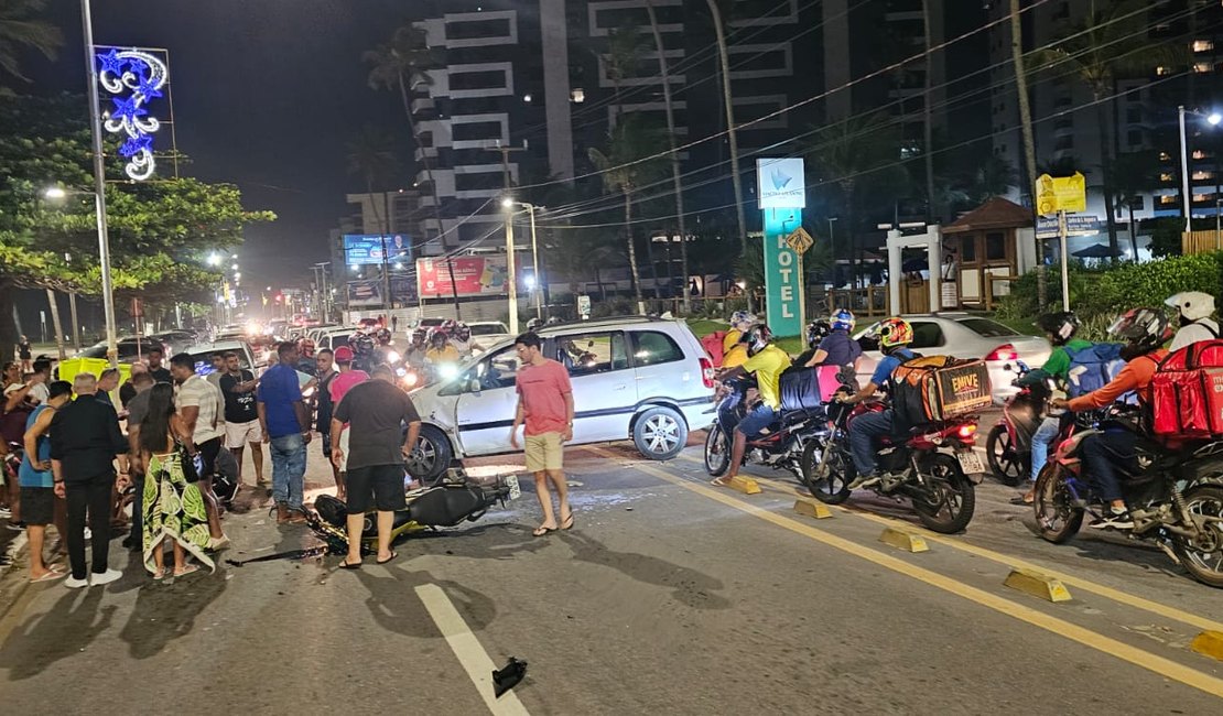 Motorista atravessa cruzamento e colide em motociclista na Jatiúca