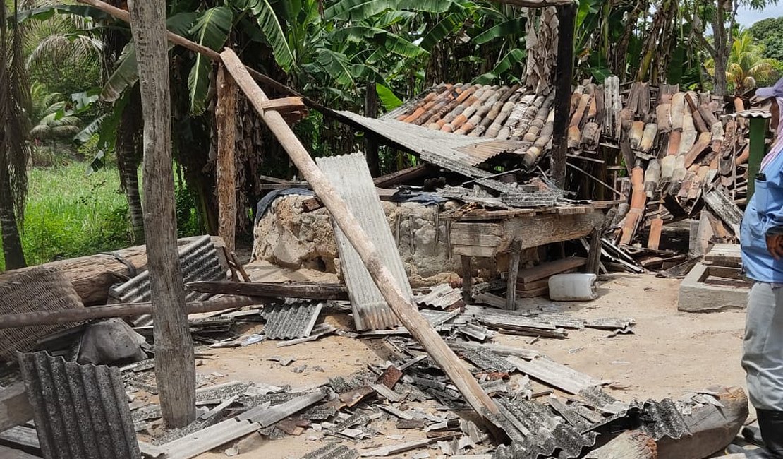 Prefeito Pino visita casa de farinha destruída em Piaba Grande e garante reconstrução