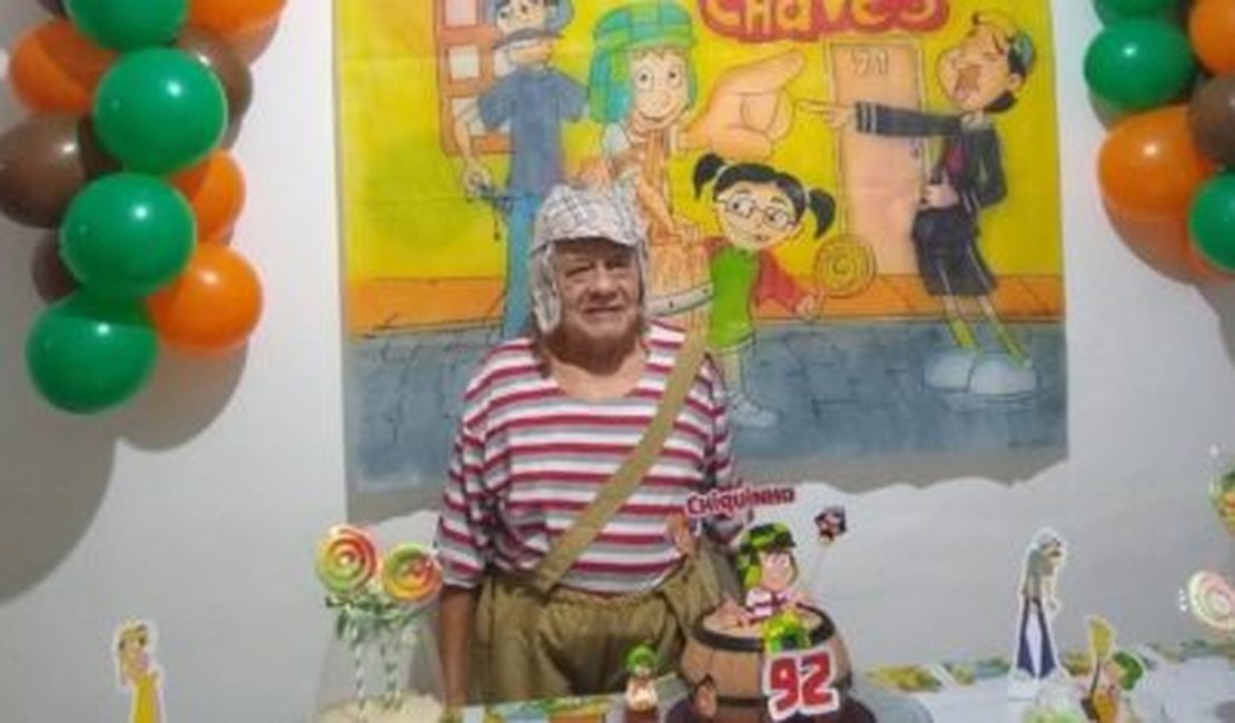Imagem de idoso vestido de Chaves viraliza nas redes