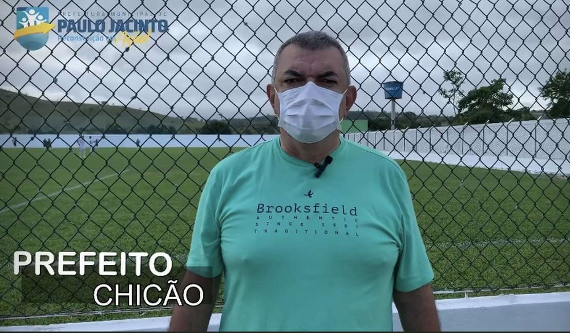 Prefeito Chicão entrega reforma de campo de futebol à população de Paulo Jacinto