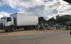 Caminhão baú despeja lixo em terreno baldio em Arapiraca