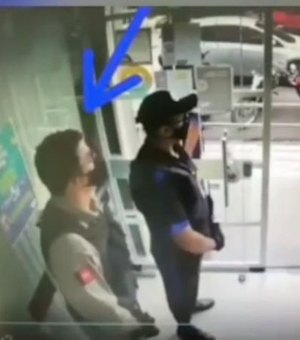 [Video] Homem invade banco com farda da PM, rende vigilantes e rouba R$ 95 mil