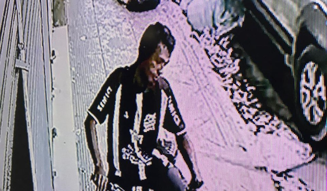 Imagens mostram homem fugindo com bicicleta furtada em Arapiraca