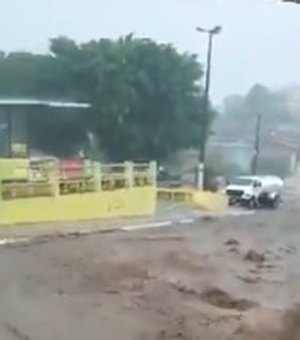 [Vídeo] Chuva surpreende moradores de Feira Grande no Agreste de Alagoas