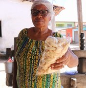 Dona Carmelita faz delicioso bolinho de goma há 30 anos em Maragogi