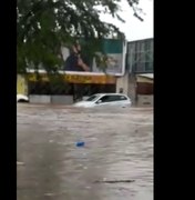 [Vídeo] Cruzamento alaga, motoristas ficam ilhados e veículos submersos 