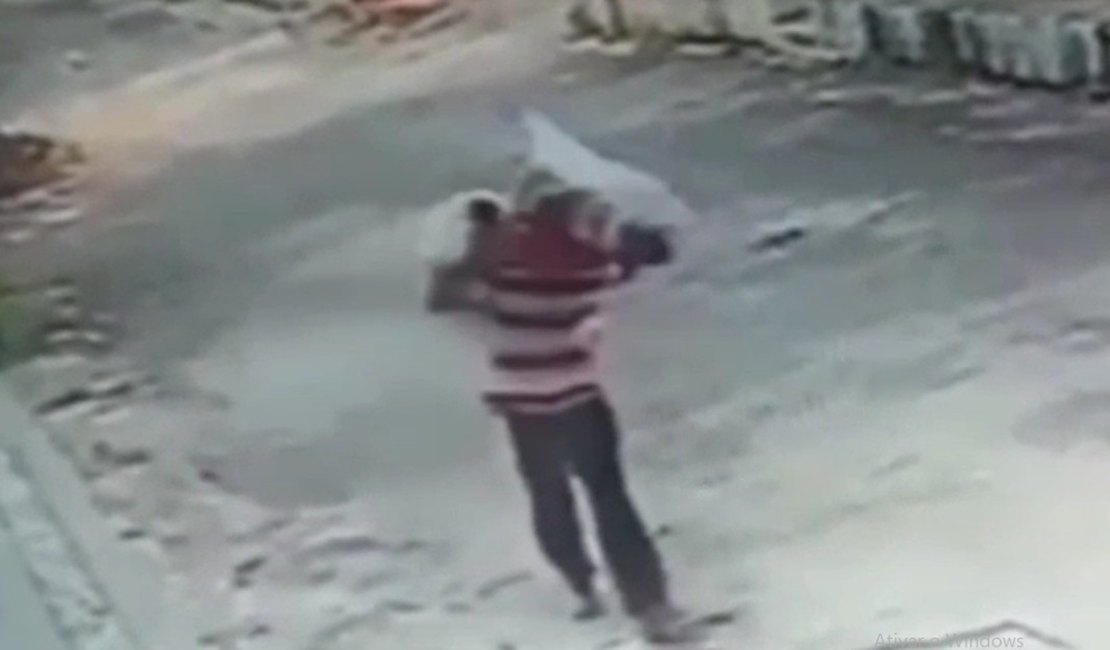Câmeras de segurança flagram homem furtando R$ 7 mil em itens de obra em Maceió