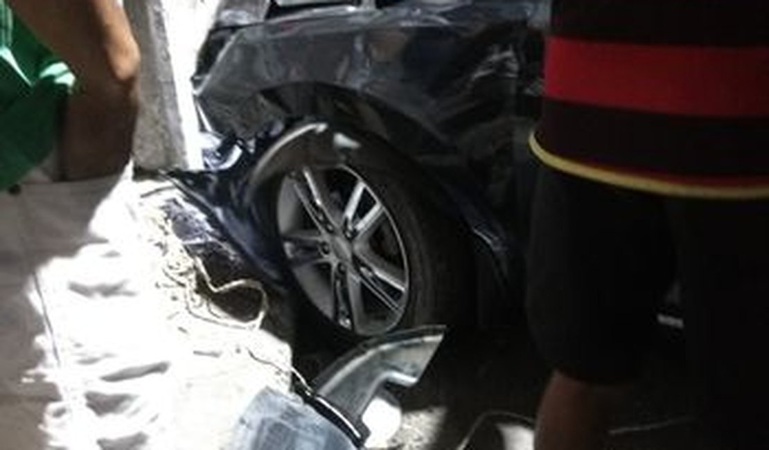Condutor perde controle e colide carro contra poste em praça de Dois Riachos