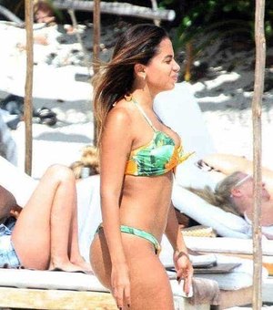 Anitta comemora clique de paparazzi gringo em férias no México