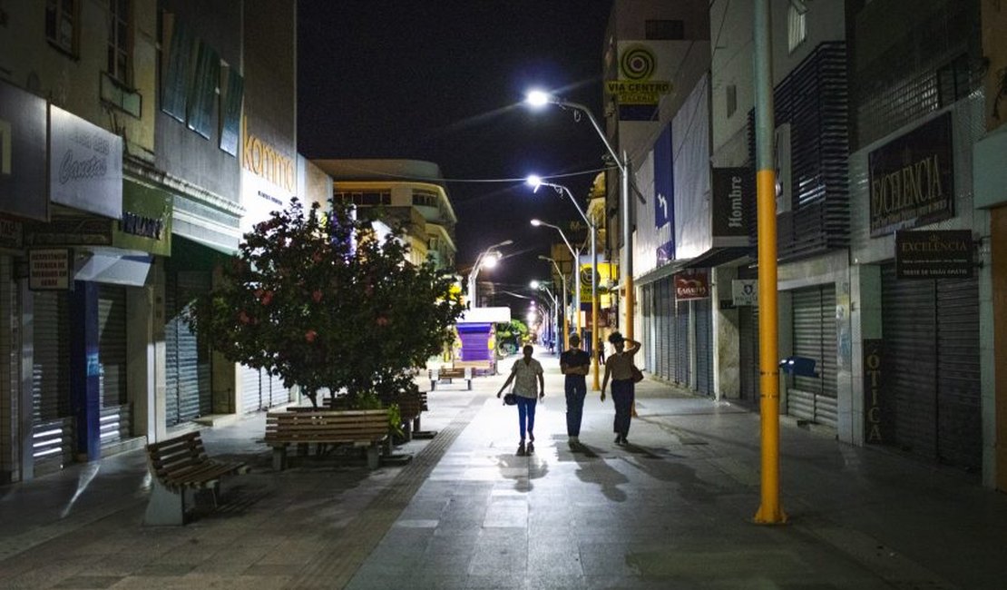 Prefeitura reforça iluminação de praças e calçadão do Centro