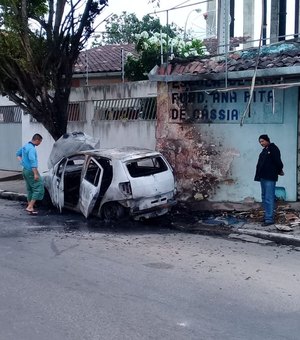 [Vídeo] Após colidir, motorista abandona veículo em chamas com ocupantes dentro do carro