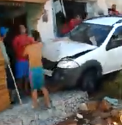 [Vídeo] Carro desgovernado atinge casa em São Miguel dos Campos