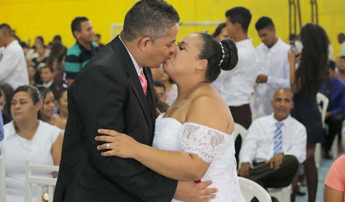 ?Justiça Itinerante oficializa união de 133 casais em casamento coletivo