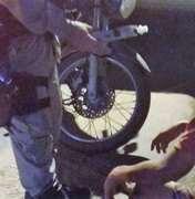 [Vídeo] Depois de acidente, motociclista ‘chupa’ bafômetro diante dos policiais