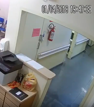 [Vídeo] Homem revoltado com demora em hospital coloca fogo na recepção