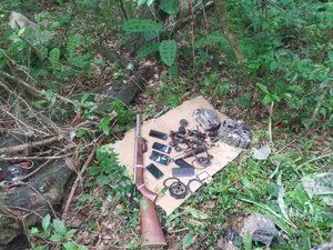 Polícia Militar encontra armas de fogo em ponto de desmanche de motos em Igreja Nova