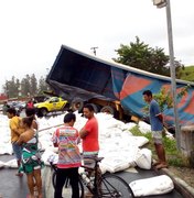 Vídeo: acidente envolvendo carro e caminhão interdita a BR-104, em Murici