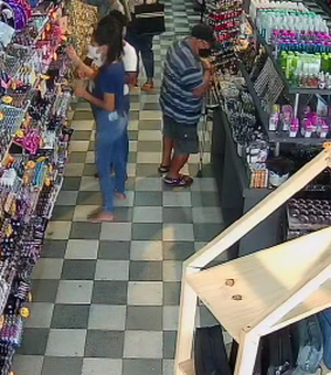 Idoso com muleta é flagrado furtando objetos em loja de Arapiraca