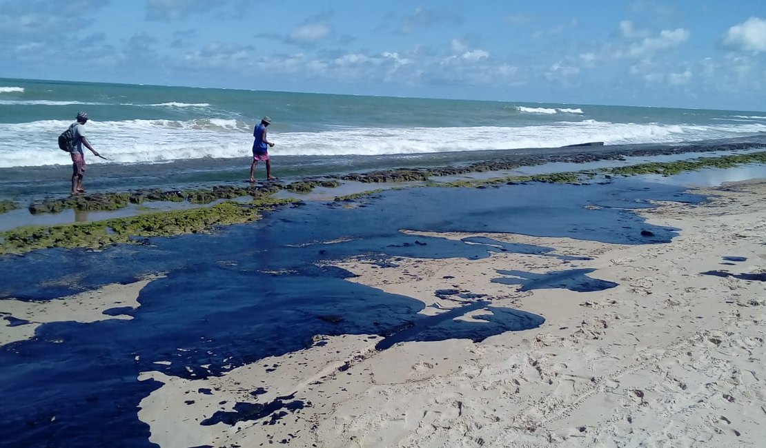 Sobe para 13 o número de praias atingidas por mancha de petróleo em Alagoas 