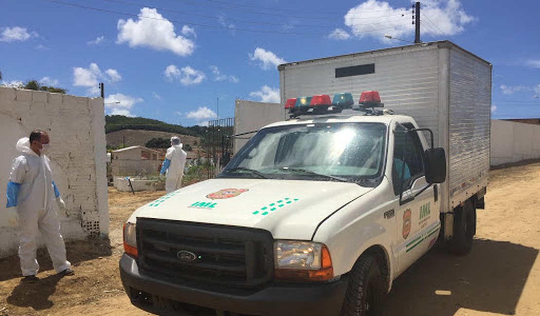 Homem é chamado por criminosos e morto com sete tiros na porta de casa