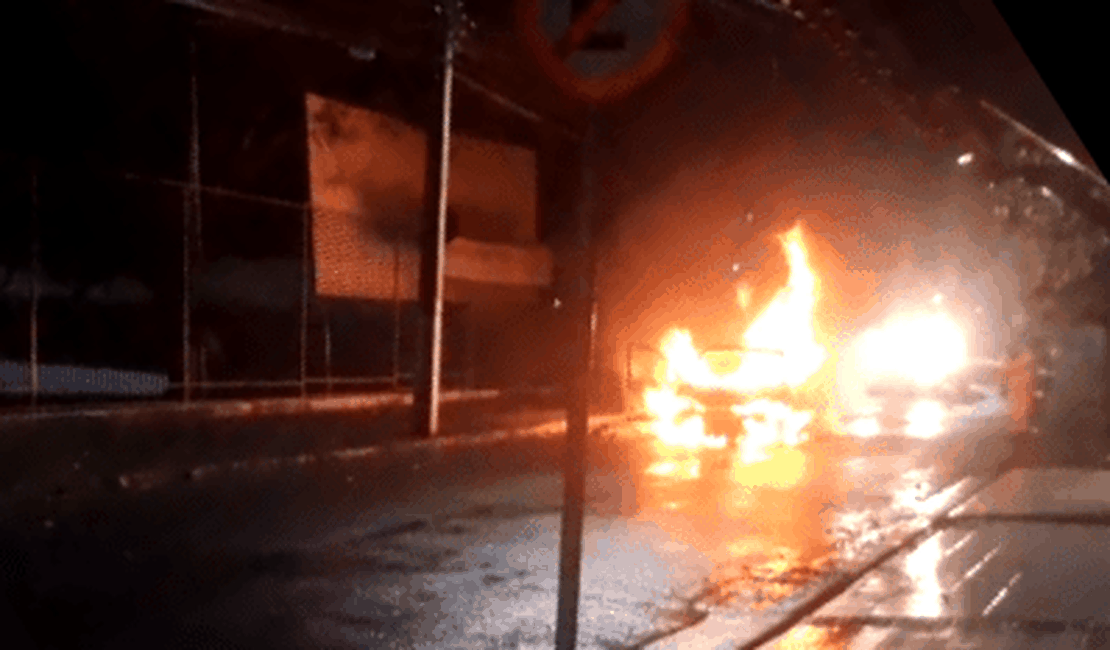 [Vídeo] Carro entra em chamas em Palmeira dos Índios