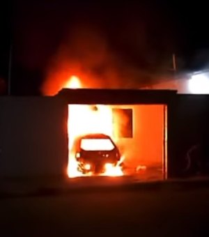 Carro pega fogo dentro da garagem de residência em Coruripe