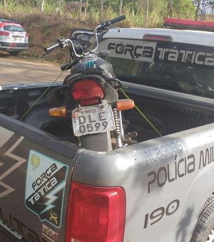 Polícia Militar localiza moto em casa abandonada no Pau Darco, zona rural de Arapiraca