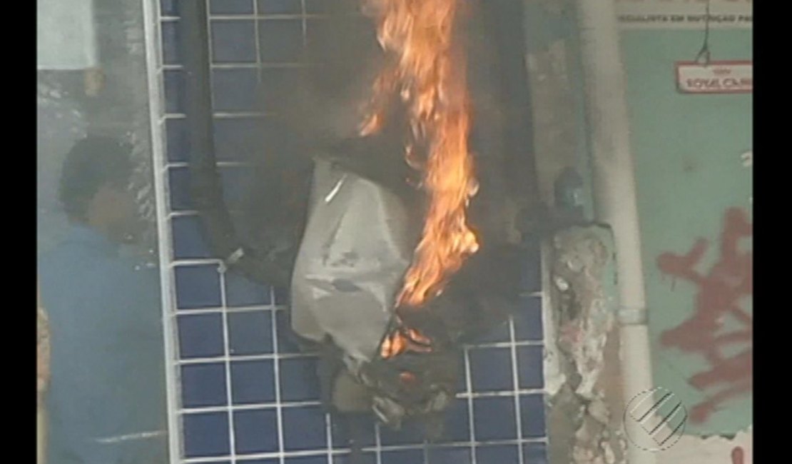 Medidor de energia em residência de condomínio tem princípio de incêndio