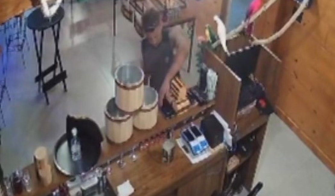 [Vídeo] Ladrão furta celular na “cara de pau” em estabelecimento de Maragogi