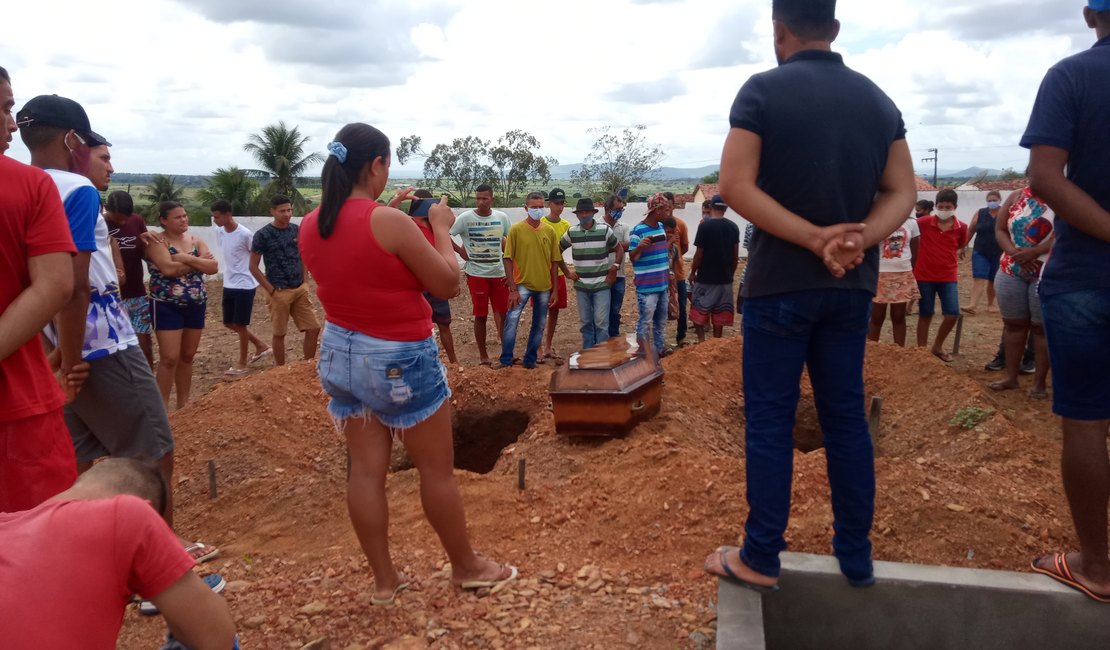 [Vídeo] Vítimas de triplo homicídio são sepultadas em Arapiraca; duas crianças sobreviveram