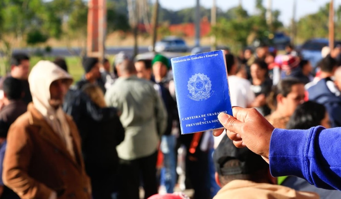 Taxa de desemprego no Brasil cai para 11,8%, segundo IBGE