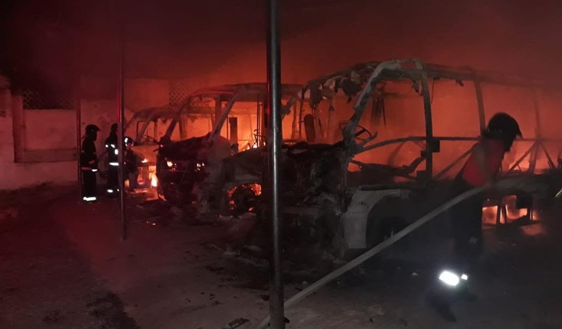 Incêndio destrói quatro micro-ônibus de transporte complementar em Rio Largo