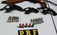 Armas encontradas com dois homens na BR 104 em Rio Largo por policias da PRF.