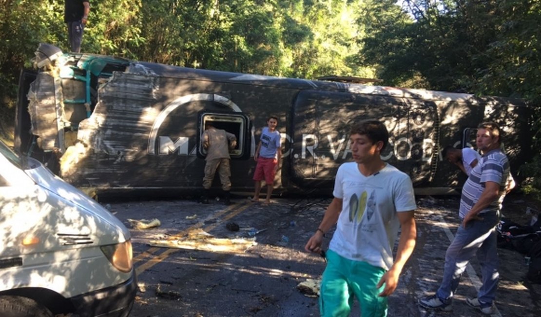 Ônibus de time sub-17 do Vasco sofre acidente e deixa cinco atletas feridos