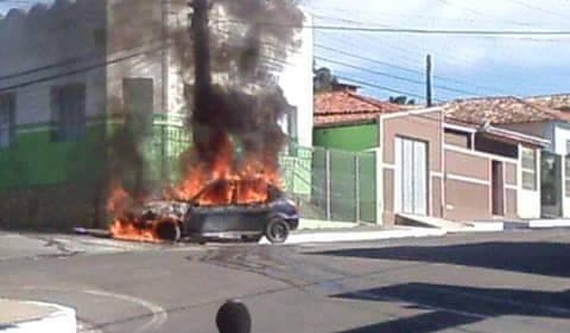 Carro pega fogo e assusta moradores de Feira Grande