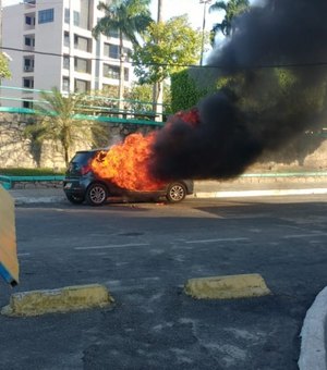 Veículo pega fogo no Centro de São Miguel dos Campos