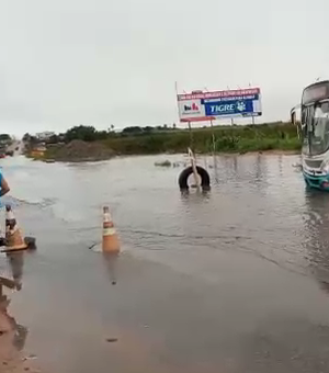 [Vídeos] Rodovia em frente à Vila Canaã permanece alagada e tráfego flui com dificuldade