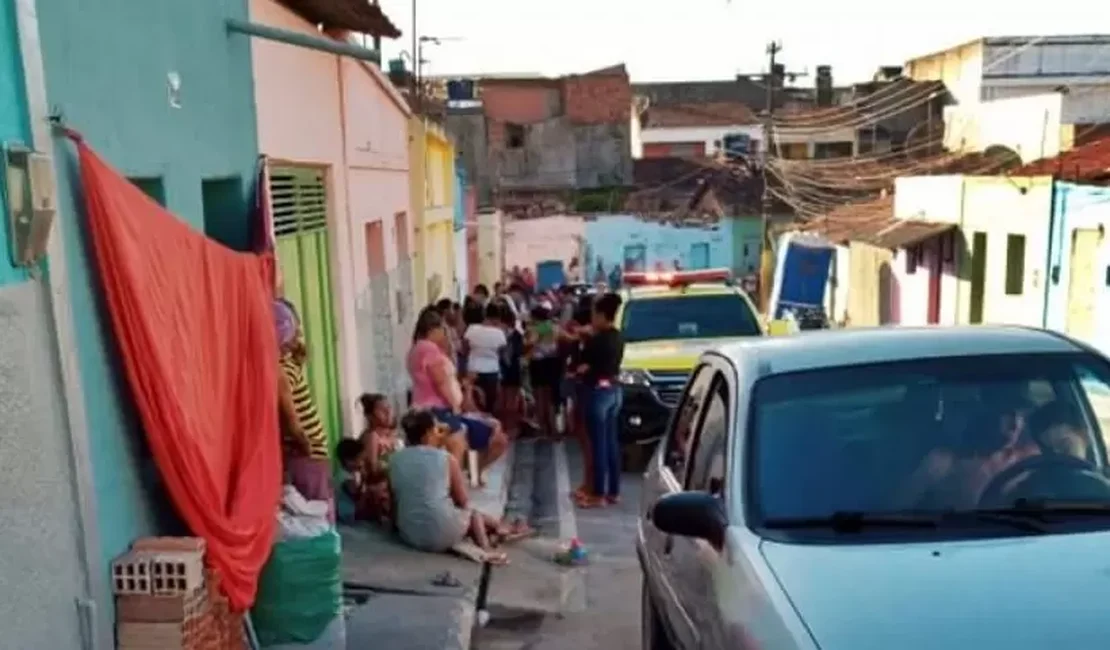 Corpos são desenterrados de residência abandonada em São Miguel