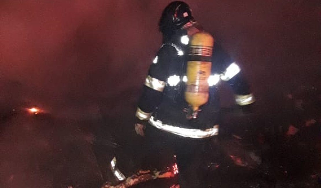Incêndio destrói barraco de lona no Eustáquio Gomes, em Maceió