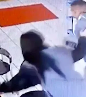 Vídeo: Jovem reage a assédio e agride homem que tentou passar a mão na coxa dela, no Sul