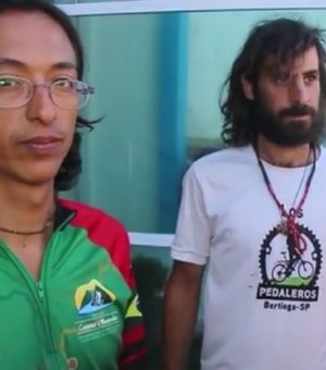[Vídeo] Turistas que viajam o mundo de bicicleta passam por Arapiraca